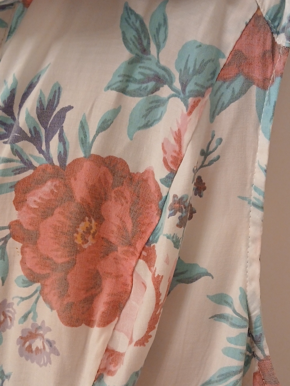 torrid Cream Floral High-Low Sleeveless Button-Front Top - Picture 3 of 3